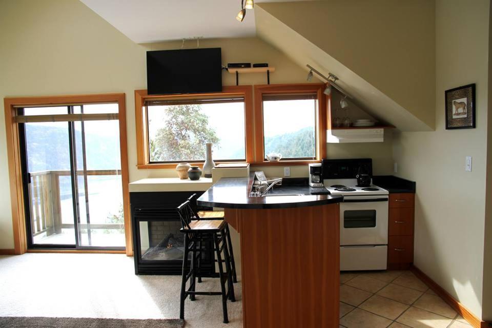 Moon Water Lodge Malahat Eksteriør bilde