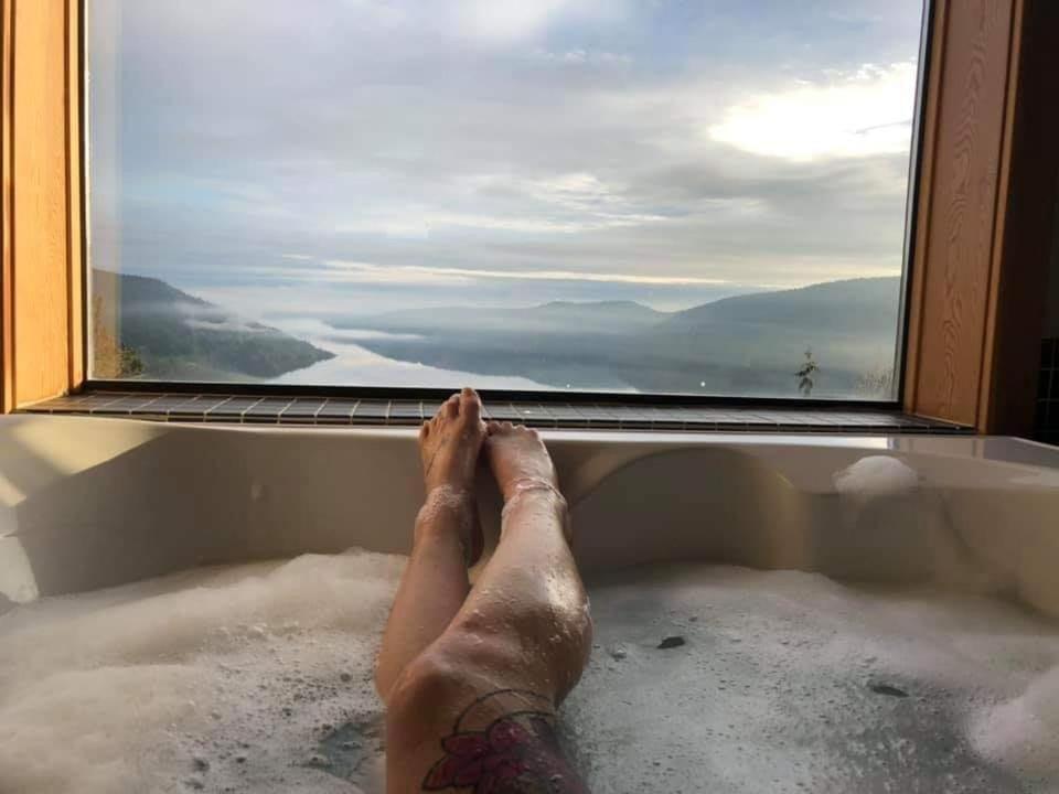 Moon Water Lodge Malahat Eksteriør bilde