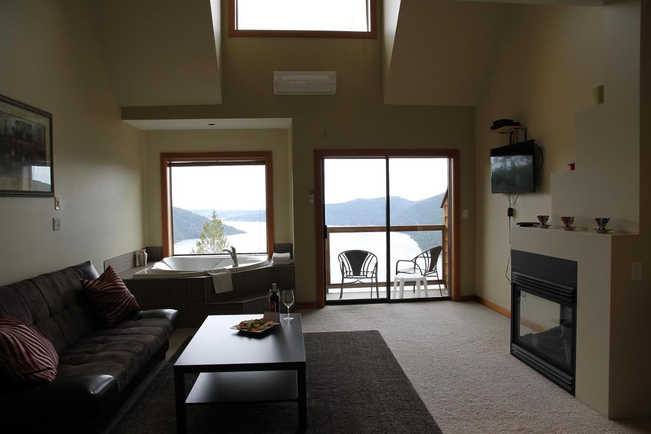 Moon Water Lodge Malahat Eksteriør bilde