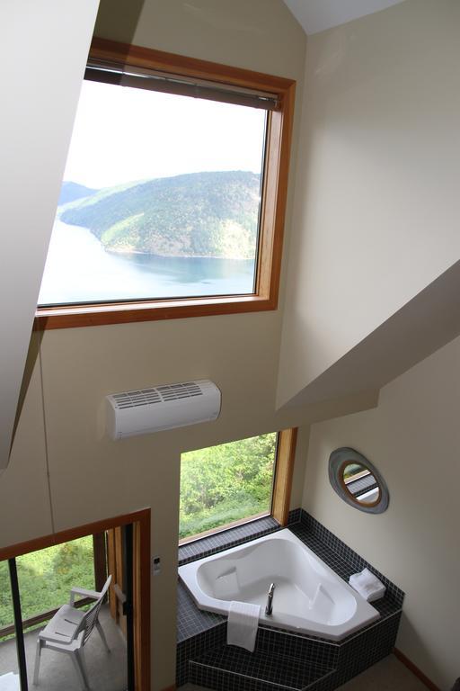 Moon Water Lodge Malahat Eksteriør bilde