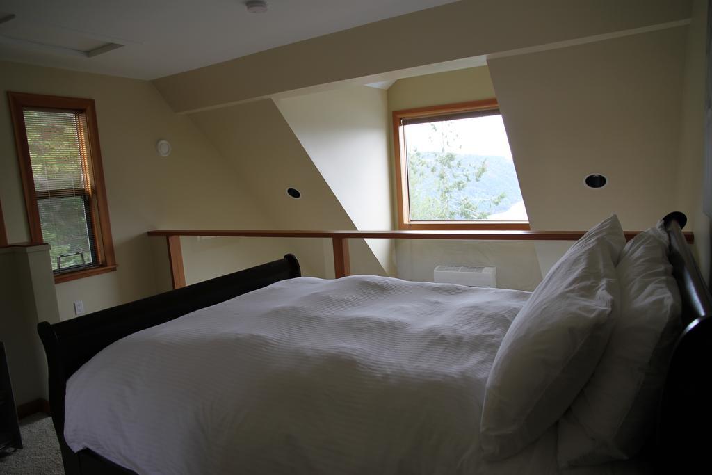 Moon Water Lodge Malahat Eksteriør bilde