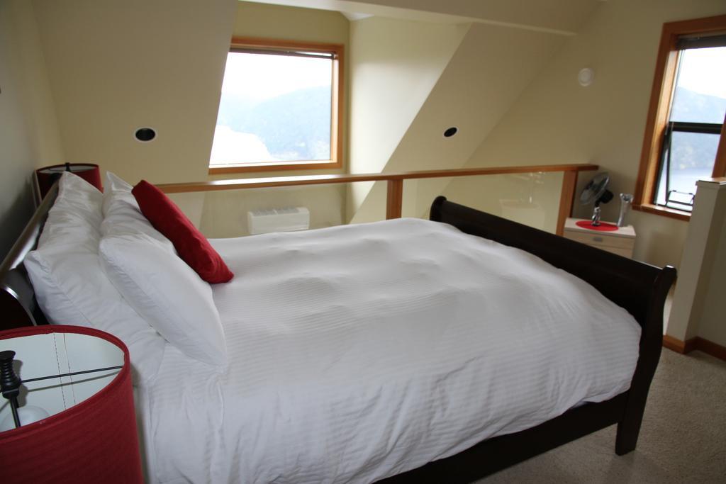 Moon Water Lodge Malahat Eksteriør bilde