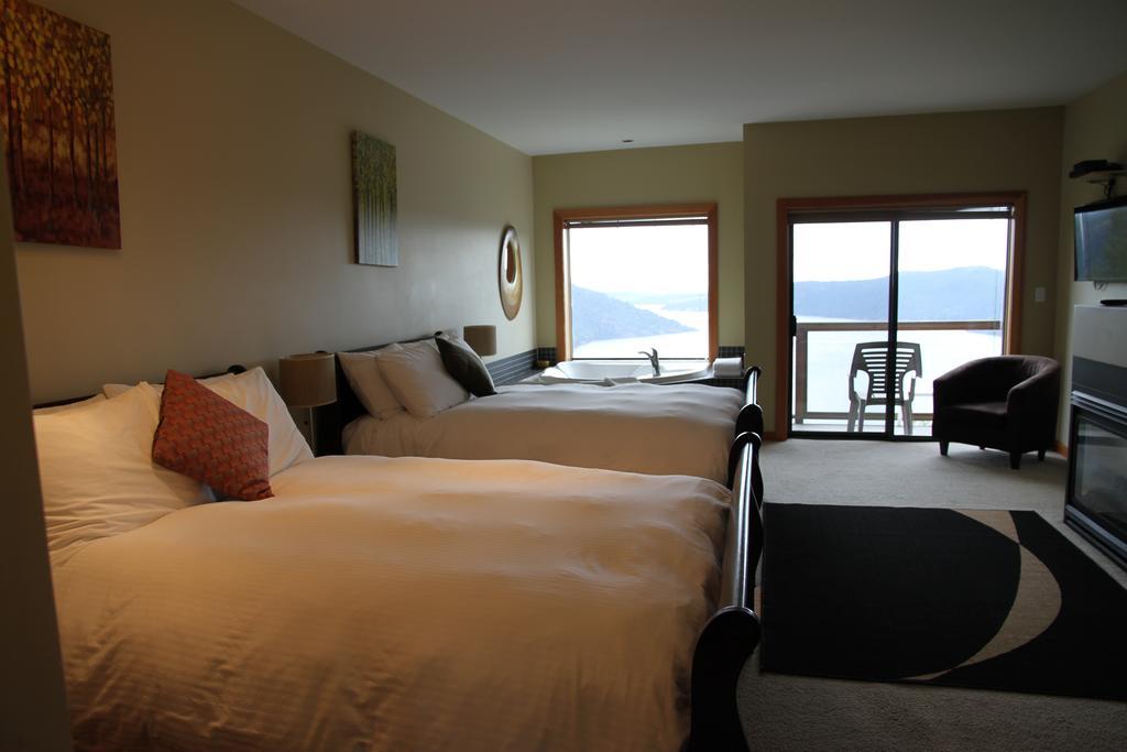 Moon Water Lodge Malahat Eksteriør bilde